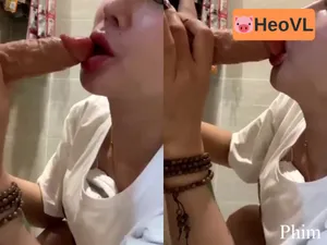 Vào nhà tắm thủ dâm mút chuối giả